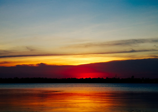 夕陽下的湖面