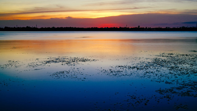 夕陽下的湖面