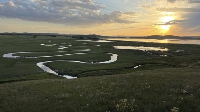 蜿蜒河流