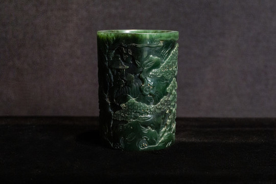 清代碧玉雕山水人物筆筒