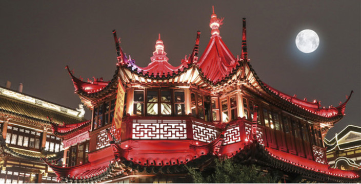 中國傳統(tǒng)建筑和天空中月亮