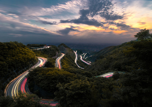 燦爛夕陽下的驪山環(huán)山路