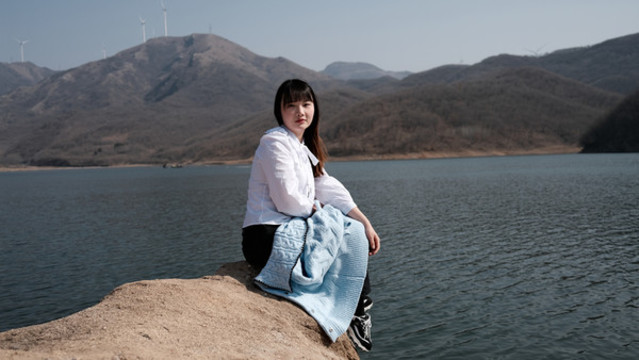 湖畔女子