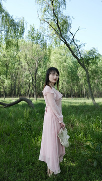 野外青春靚麗的女人