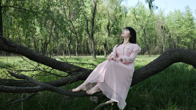 野外青春靚麗的女人