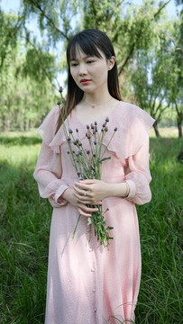 抱著花的女人