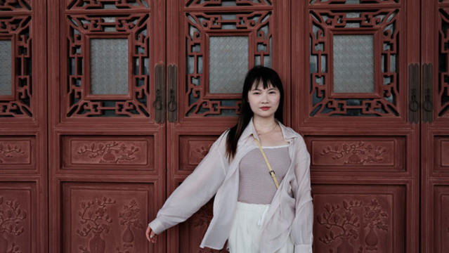 古建筑和女人