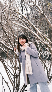 雪地里的女孩