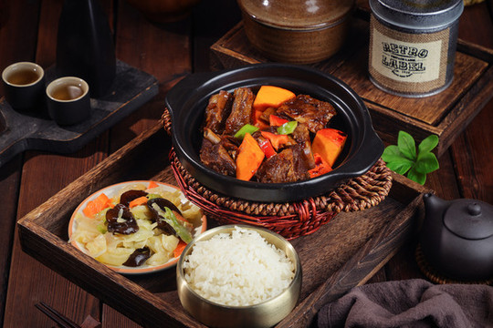 紅燒牛排米飯?zhí)撞? style=