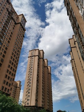 藍(lán)天白云高樓大廈