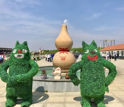 綠色動物塑像和富葫蘆