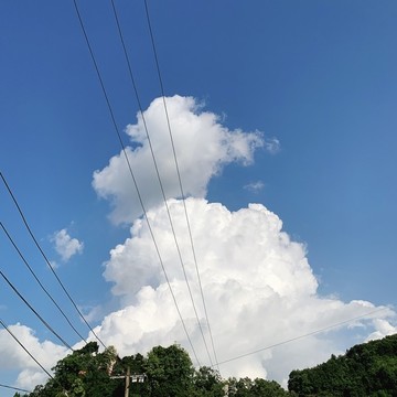 藍(lán)天白云戶外夏日
