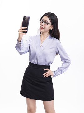 穿著短裙拿著手機(jī)的商務(wù)女性