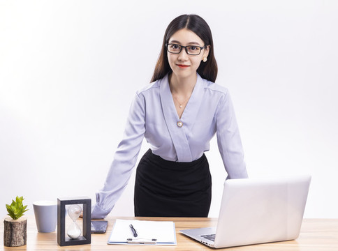 站在辦公桌前的商務(wù)女性