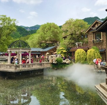 小市一莊水霧與游人