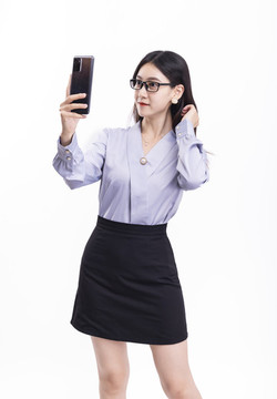 穿著短裙拿著手機的商務女性