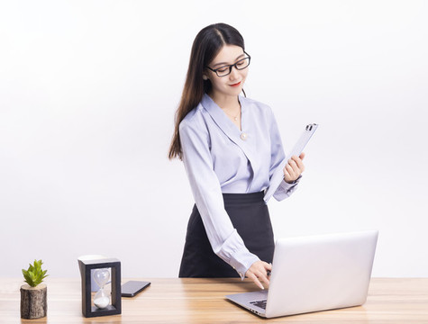 站在辦公桌前的商務(wù)女性
