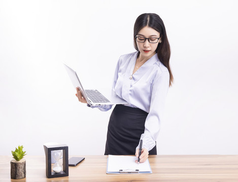 站在辦公桌前的商務(wù)女性