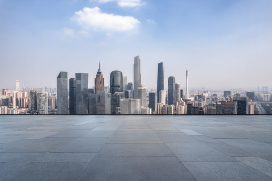 城市廣場(chǎng)和廣州現(xiàn)代建筑群背景
