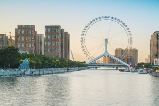 天津城市天際線和海河上的橋梁