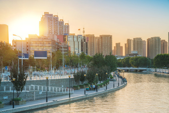 天津城市天際線和海河上的橋梁