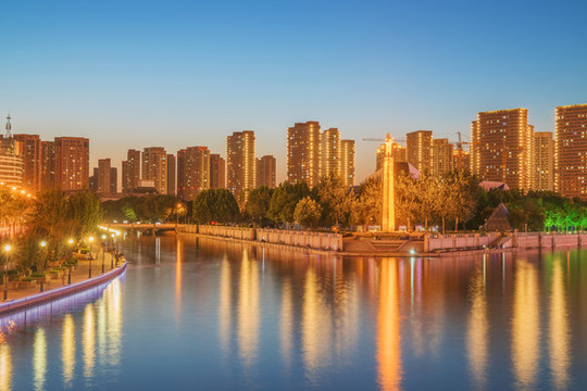天津城市天際線和海河橋梁夜景