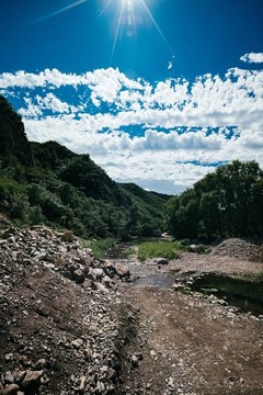 夏末初秋藍(lán)天白云下的野長城