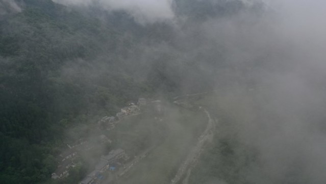 航拍秦嶺山云霧繚繞