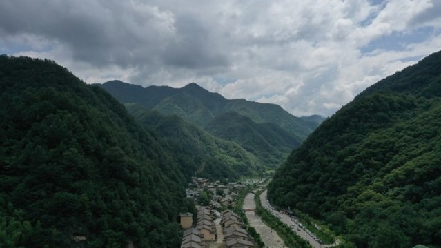 航拍秦嶺牛背梁終南山