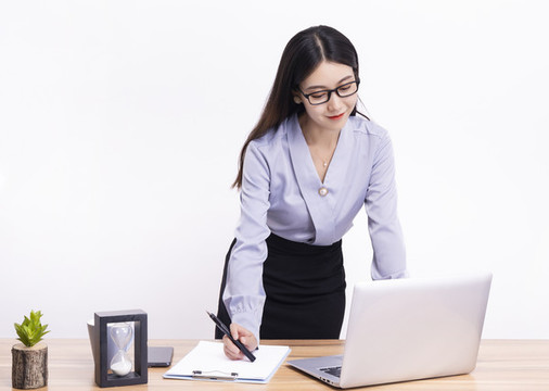 站在辦公桌前的商務(wù)女性