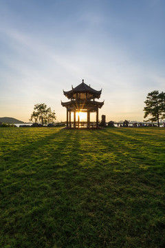 日落時分公園里的亭子