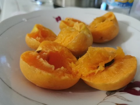 一盤掰開的黃杏