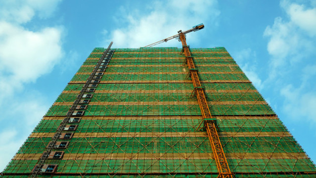 陽(yáng)光照耀建筑高樓施工