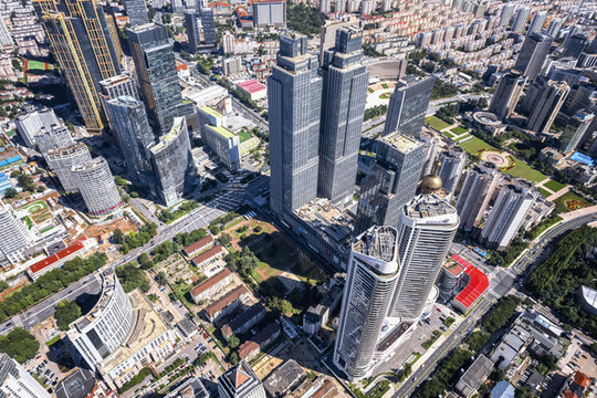 航拍青島現(xiàn)代建筑街景