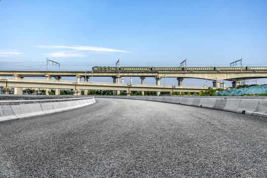 公路彎道和高速鐵路