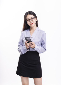 穿著短裙拿著手機的商務女性