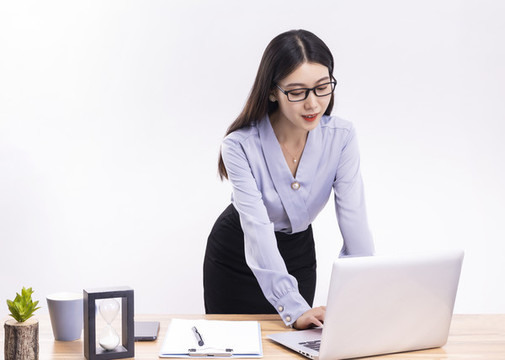站在辦公桌前的商務(wù)女性