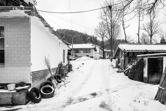 農(nóng)村積雪覆蓋的鄉(xiāng)間小路