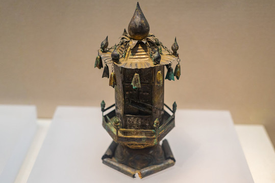 北宋鎏金鏨花銀塔