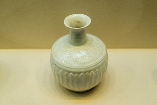 北宋定窯白釉刻蓮紋長頸瓶