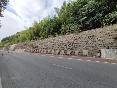 公路與護(hù)坡