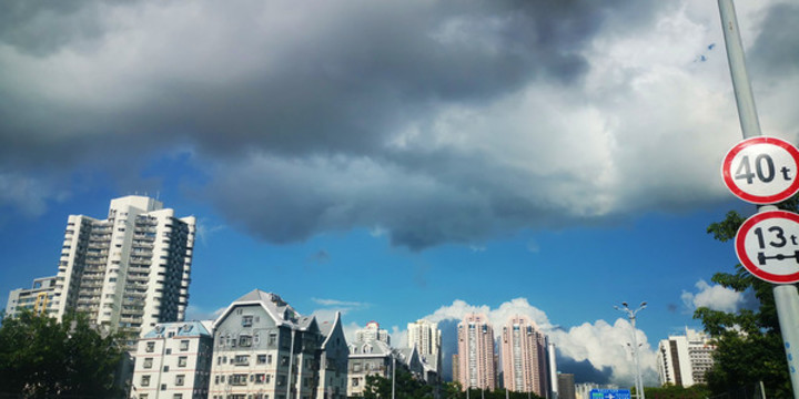城市上空的云