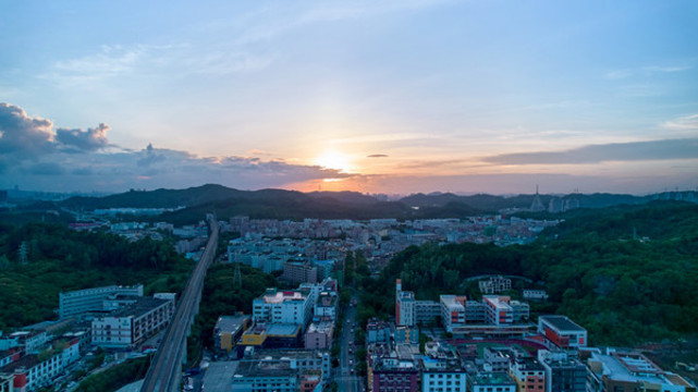 深圳龍崗建筑高樓城中村工業(yè)園
