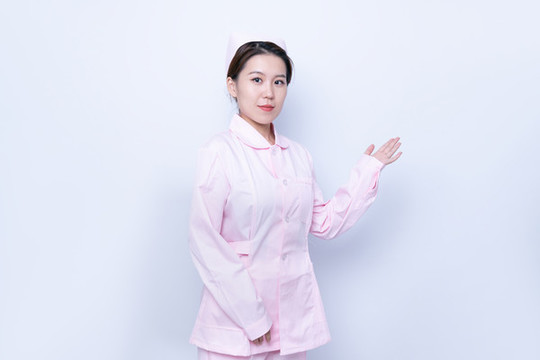 女性醫(yī)護人員伸手介紹