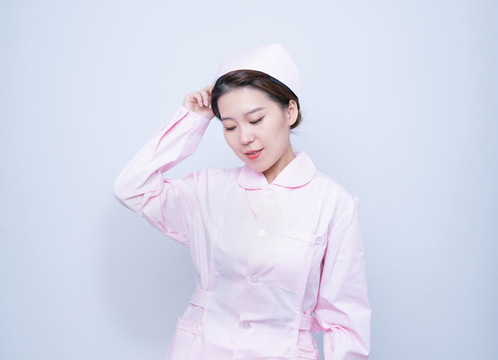 身穿護(hù)士服女性醫(yī)護(hù)人員