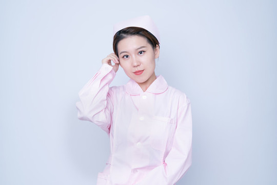 護(hù)士服的年輕女性醫(yī)護(hù)人員