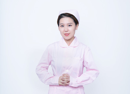 護(hù)士服的年輕女性醫(yī)護(hù)人員