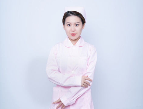 護(hù)士服的年輕女性醫(yī)護(hù)人員