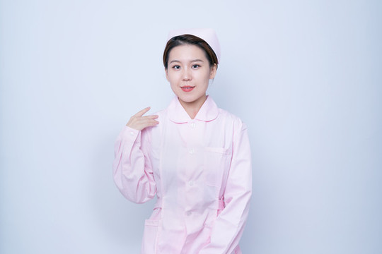 護(hù)士服的年輕女性醫(yī)護(hù)人員