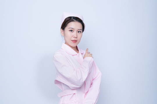 護(hù)士服的年輕女性醫(yī)護(hù)人員